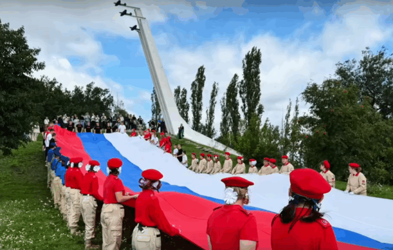 День флага России в Семилуках